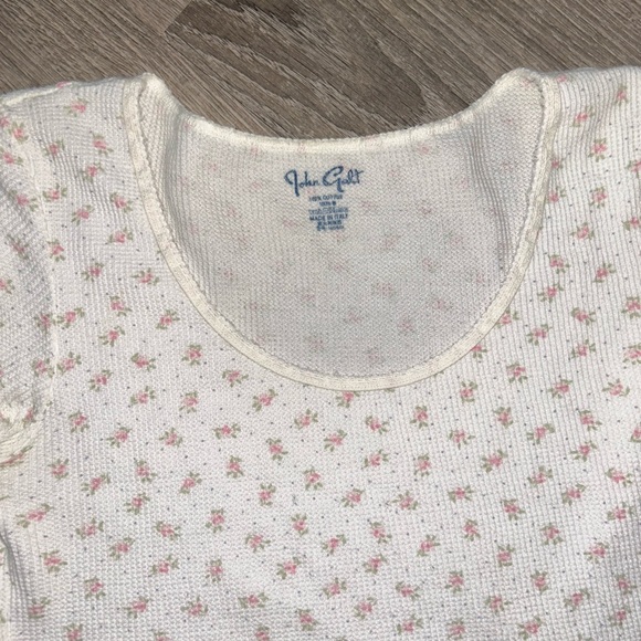 Brandy Melville Cream and Pink Floral Short Sleeve Top - Picture 2 of 3